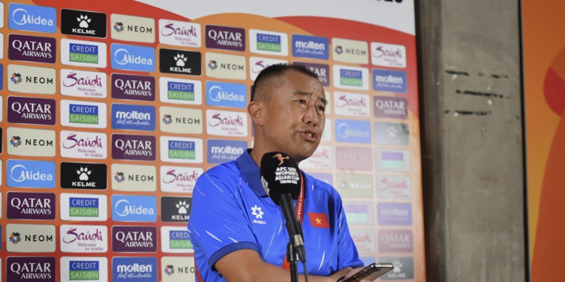 hlv okiyama masahiko quyet gianh 3 diem o luot tran cuoi 0504065643.jpeg