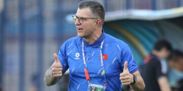 hlv roland lan dau co danh hieu u17 viet nam nhan thuong lon 3545.jpg