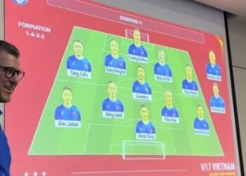 hlv roland xep doi hinh co mot khong hai tran u17 viet nam ha australia 7.jpg