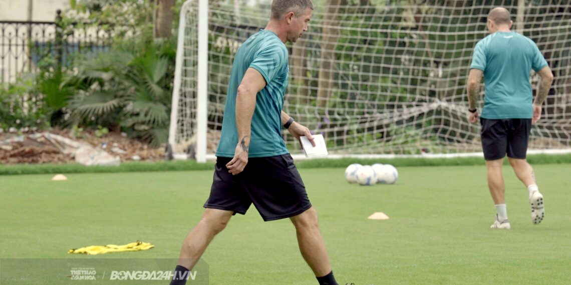 hlv harry kewell vi san tap ha noi voi wembley.jpg