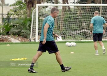 hlv harry kewell vi san tap ha noi voi wembley.jpg