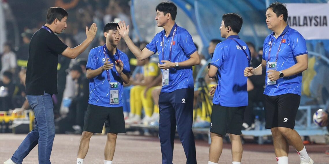 Trợ lý Lee xúc động chia tay ĐT Việt Nam hlv kim sang sik chia tay tro ly tung doi dau messi.jpg