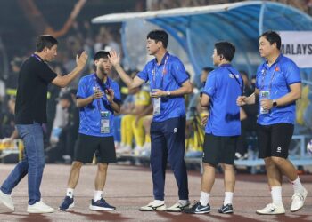 hlv kim sang sik chia tay tro ly tung doi dau messi.jpg