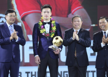 hoang duc ung ho 100 trieu dong cho hoc sinh ngheo hieu hoc 1934.jpg