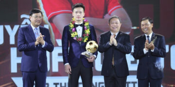 hoang duc ung ho 100 trieu dong cho hoc sinh ngheo hieu hoc 1934.jpg