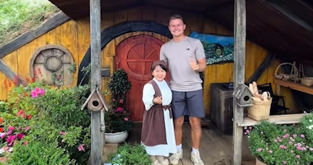 khach anh toi ngoi lang nguoi ti hon o viet nam nhu lac vao the gioi co tich 1516.jpg