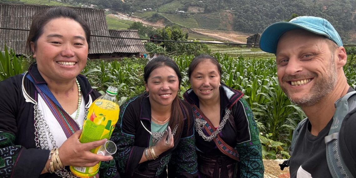 khach tay bat khoc khi roi viet nam noi ve nguoi viet tot bung toi ky la 2991.jpg