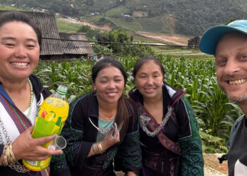 Khách Tây bật khóc khi rời Việt Nam, nói về người Việt tốt bụng tới kỳ lạ khach tay bat khoc khi roi viet nam noi ve nguoi viet tot bung toi ky la 2991.jpg