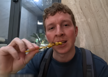 khach tay khen nuc no mon gion san sat o bien viet goi lien 3 suat 1984.png