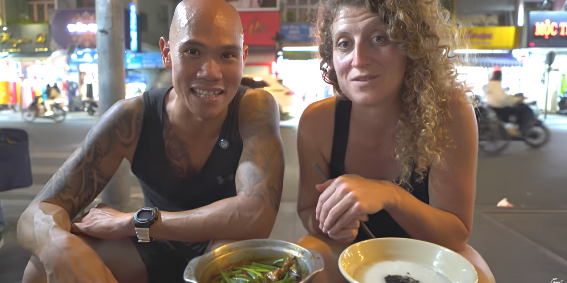 khach tay thu mon boc lua o tphcm khen vi giong thit ga nhung ngon hon 2469.png