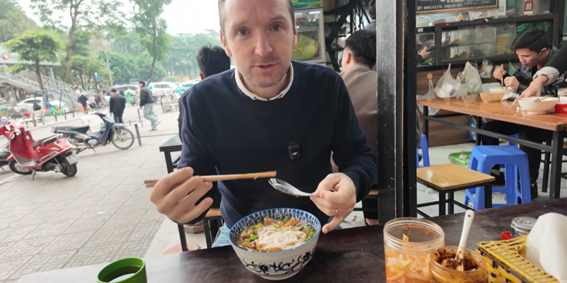 khach tay thu mon bun 55 1600.png