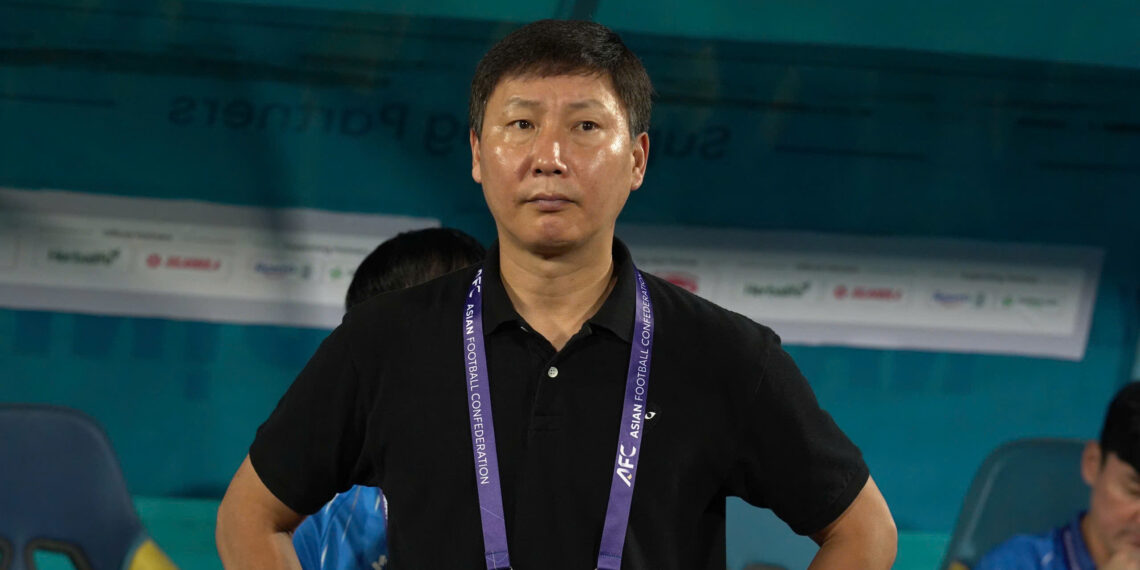 HLV Kim Sang-sik sắp bắt kịp thành tích của 'tiền bối' Park Hang-seo tại ĐT Việt Nam kim sang sik 3103223513.jpg