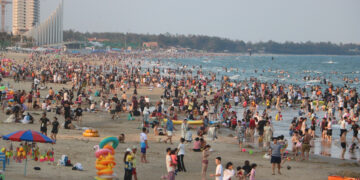 nang nong oi buc du khach do ve bien vung tau chen chan giai nhiet cuoi tuan 2241.jpg