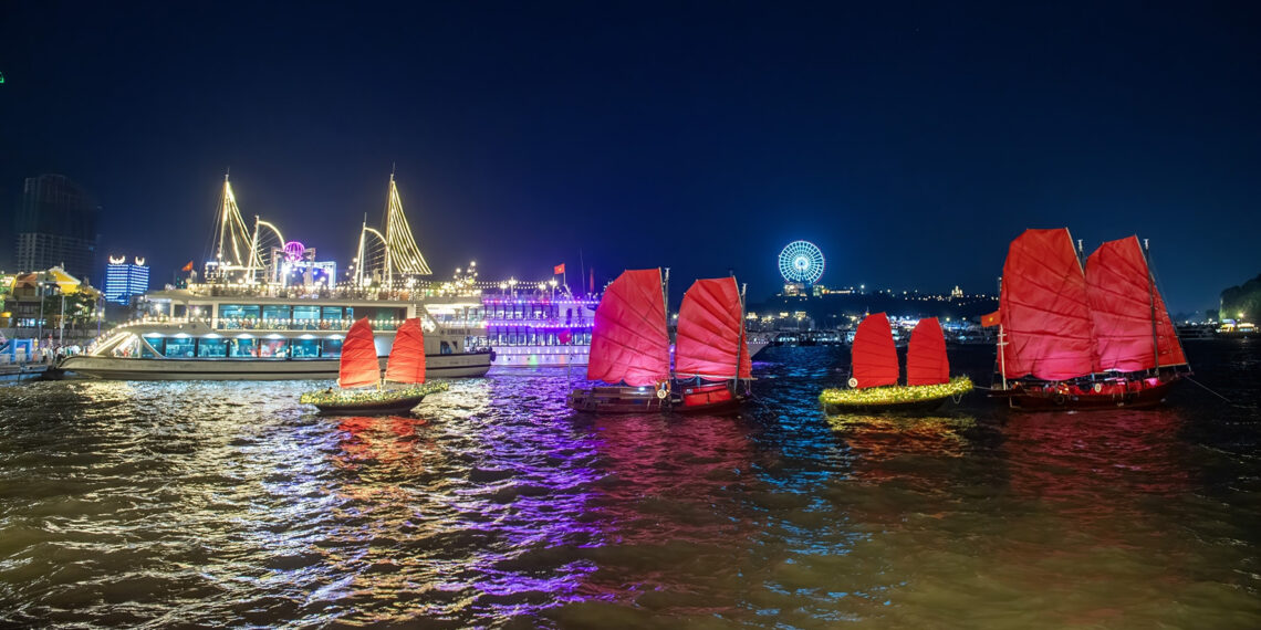 nghin du khach no nuc xem tai hien thuyen buom tren vinh ha long dip nghi le 6.jpg