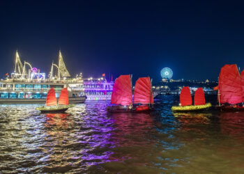 nghin du khach no nuc xem tai hien thuyen buom tren vinh ha long dip nghi le 6.jpg