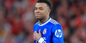 patrice evra arsenal hay dung moi chieu tro de len ngoi mua nay.jpg