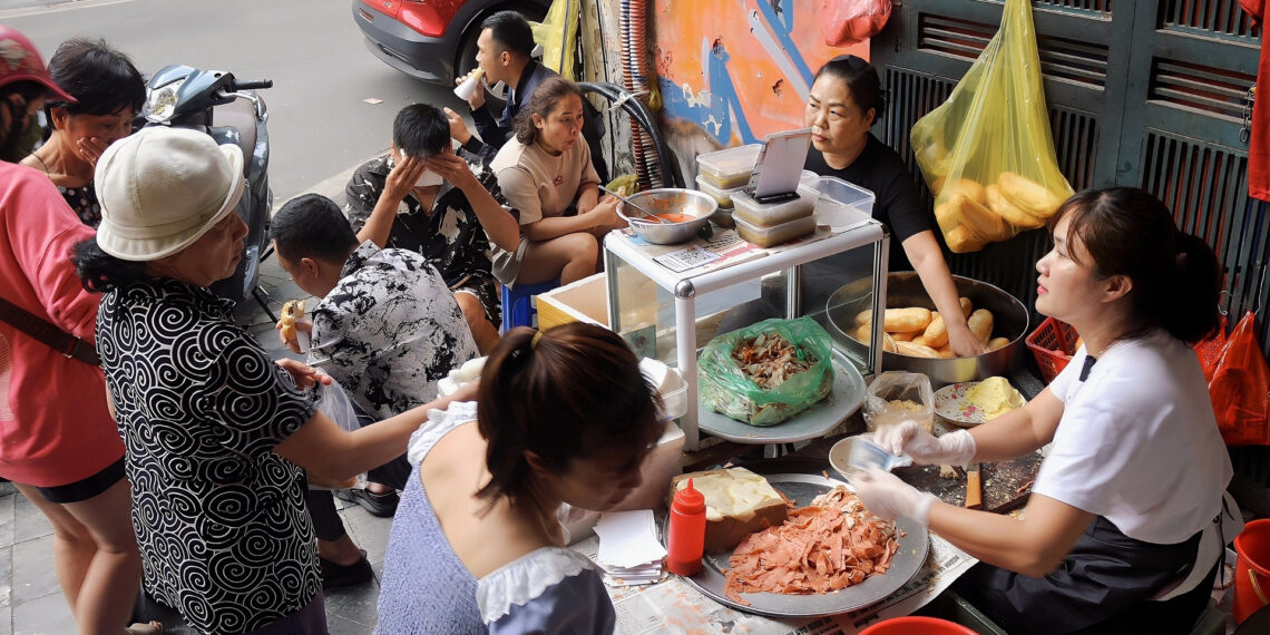 Quán bánh mì 47 năm bảo thủ ở phố cổ Hà Nội, khách xếp hàng chờ mua quan banh mi 47 nam bao thu khach xep hang cho mua o ha noi 582.jpg