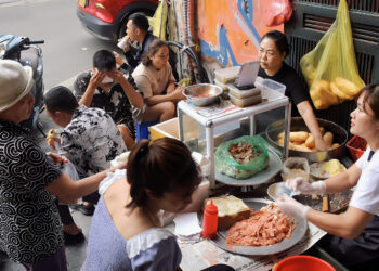 Quán bánh mì 47 năm bảo thủ ở phố cổ Hà Nội, khách xếp hàng chờ mua quan banh mi 47 nam bao thu khach xep hang cho mua o ha noi 582.jpg