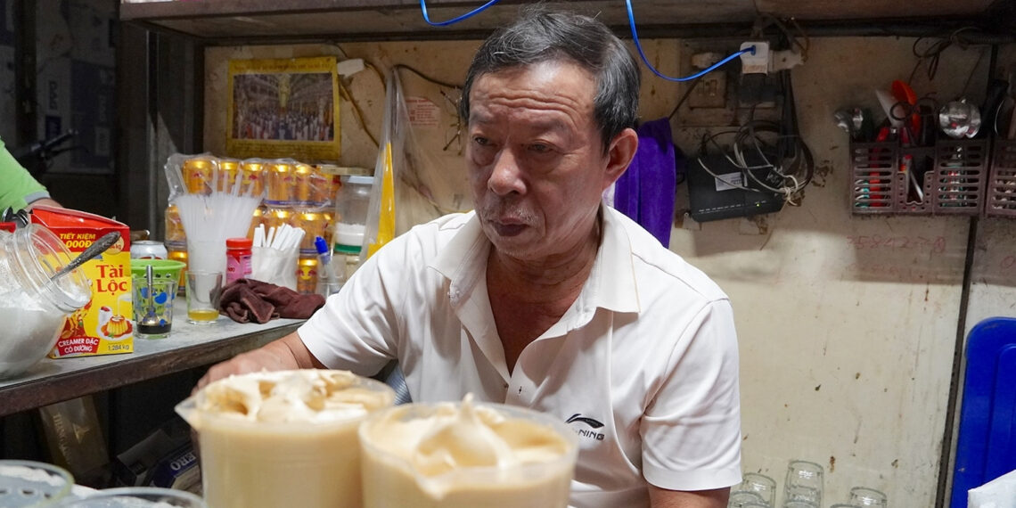 quan ca phe 30 nam o cho xu nghe hut khach voi lop bot la ngay ban tram coc 753.jpg