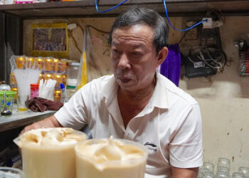 quan ca phe 30 nam o cho xu nghe hut khach voi lop bot la ngay ban tram coc 753.jpg