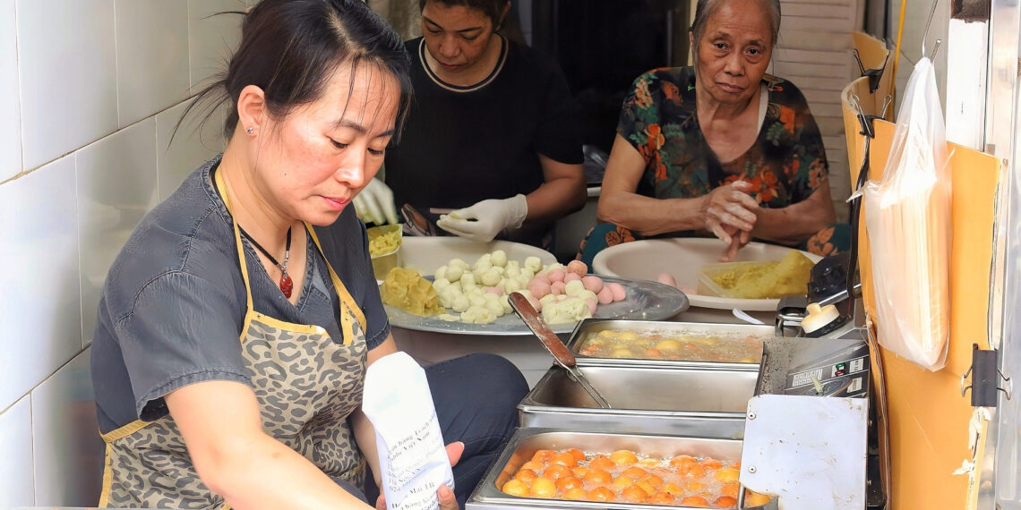 Quán Hà Nội rộng 2m2, mỗi ngày bán ngàn chiếc bánh rán siêu nhỏ, siêu rẻ quan ha noi rong 2m2 moi ngay ban nghin chiec banh ran sieu nho sieu re 2778.jpg