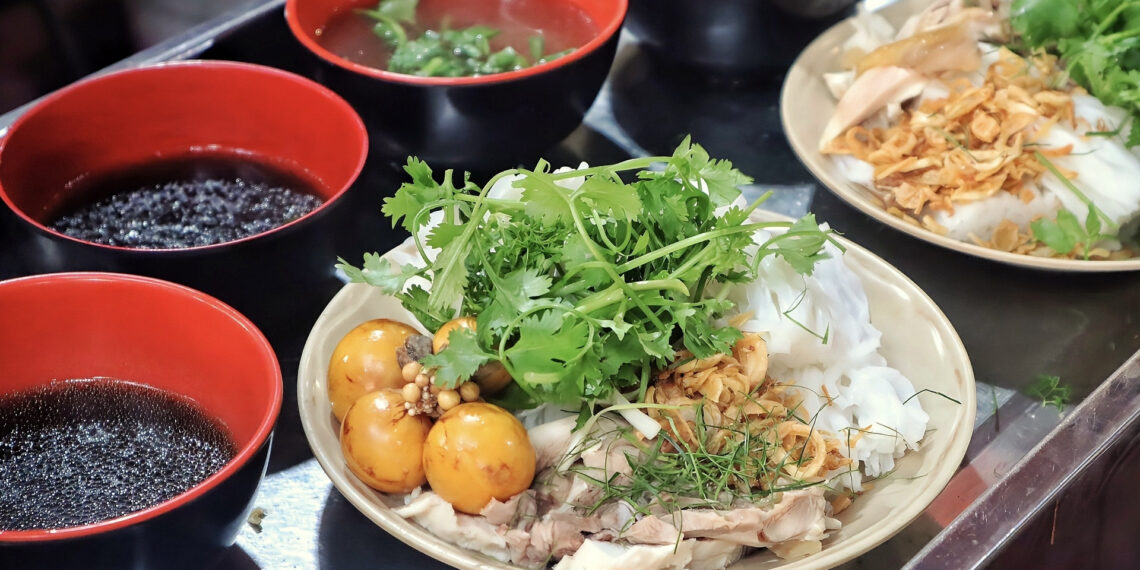 quan pho ga 34 nam o ha noi khach toi an 5 6 lan moi tuan khong chan 2334.jpg