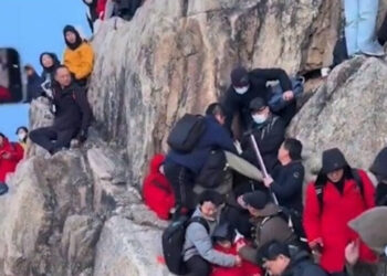 tranh cho ngam binh minh du khach xo xat gay ra canh tuong hon loan 966.jpg