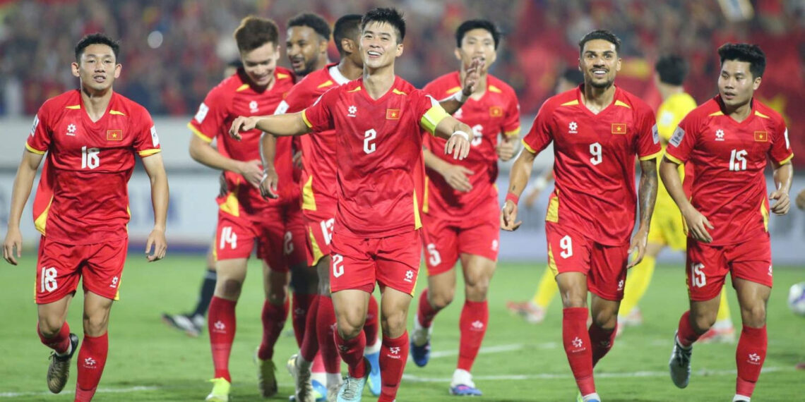 tuyen viet nam lap ky tich tro lai top 100 fifa day an tuong 3783.jpg