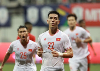 tuyen viet nam tien linh khien hlv kim sang sik dau dau 1880.jpg