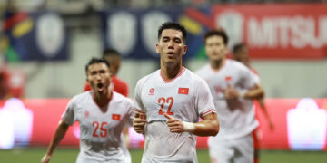 tuyen viet nam tien linh khien hlv kim sang sik dau dau 1880.jpg