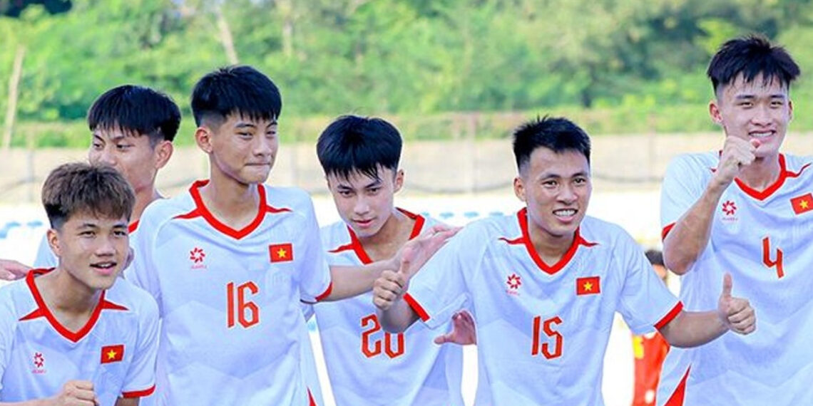 u17 viet nam thang 10 0 truoc tran gap u17 indonesia 2551.jpg