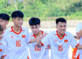u17 viet nam thang 10 0 truoc tran gap u17 indonesia 2551.jpg
