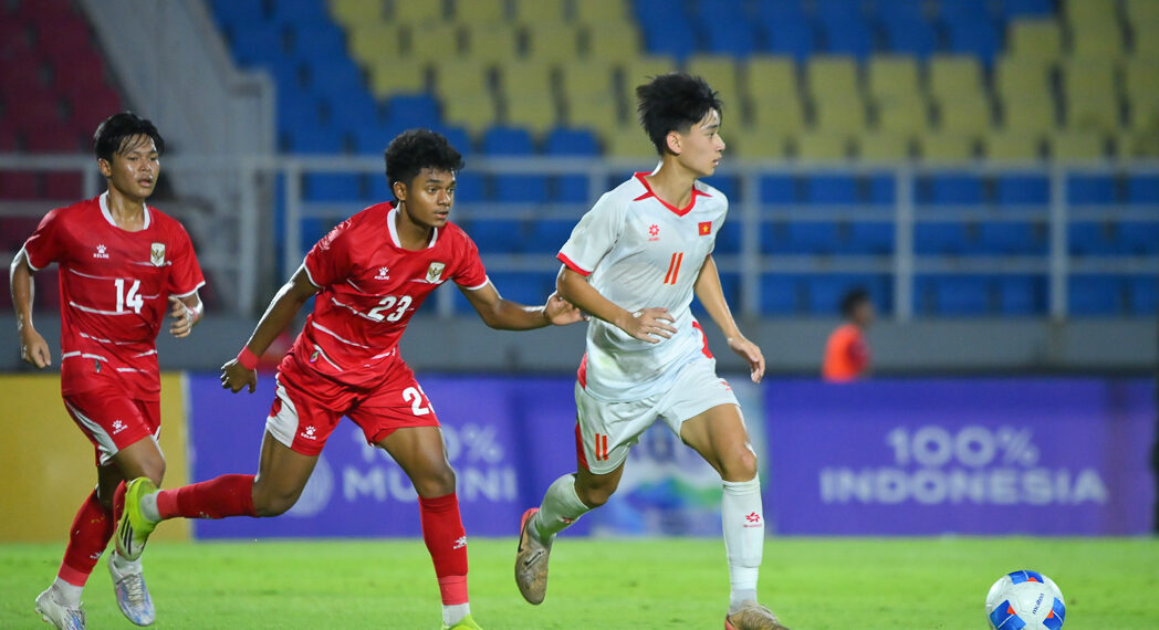 u17 viet nam vao ban ket hlv roland bat ngo voi loi choi cua indonesia.jpg