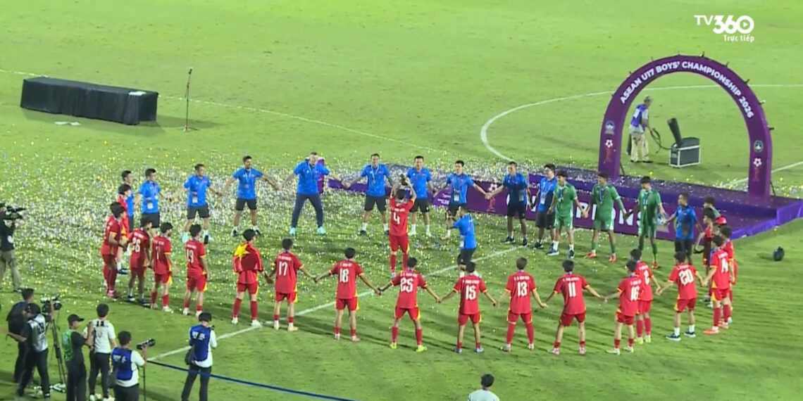 video khoanh khac u17 viet nam an mung chuc vo dich lich su 3730.jpg