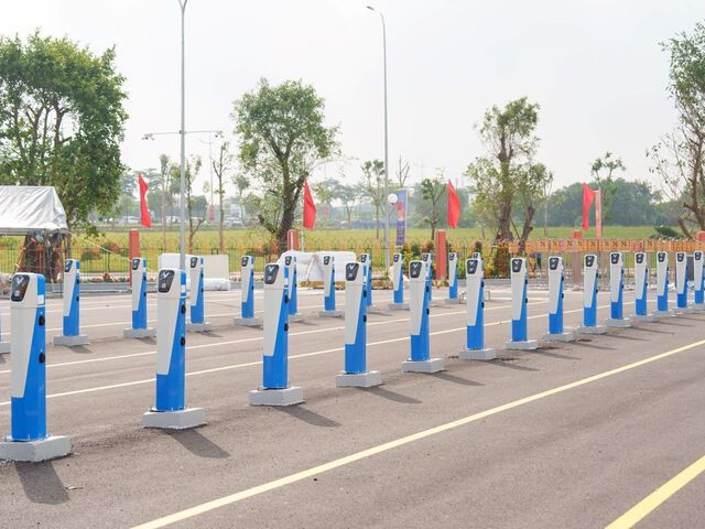 60.000 tủ đổi pin, nạp pin nhanh, chi phí nhẹ giúp xe máy điện VinFast tăng tốc xehay tu doi pin 170426 12.jpg