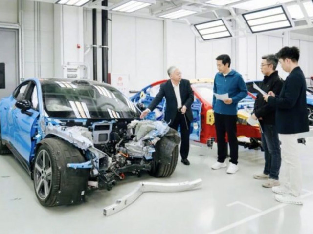 CEO Xiaomi tiếp tục livestream tháo rời SU7 Pro 2026: Phơi bày cấu trúc thép 2.200MPa và công nghệ sơn chịu nhiệt xehay xiaomi live 060426 1.jpg