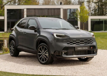 xehay yaris cross sedan 160426 1.jpg