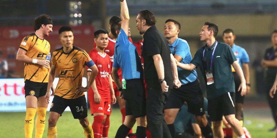 Trợ lý Thể Công bất bình khi HLV Popov nhận thẻ đỏ z7712793107937 e54b8f7b8d02745f199cc0aebfa74730 1004222337.jpeg