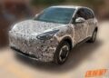Geely EX2 2027 sẽ được trang bị pin lớn hơn, sạc đầy chạy được tới 400km 2027 geely xingyuan spyshot 1 jpg.18928.jpeg