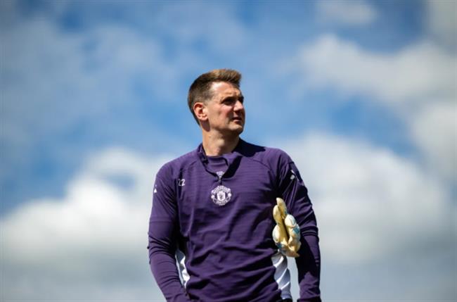 Quyết định gây bất ngờ của MU với Tom Heaton 5 1305175637.png