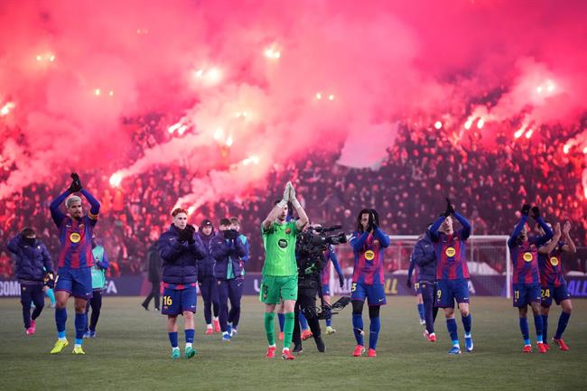 barca muon dieu hanh an mung chuc vo dich truoc them el clasico.jpg