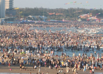 bien da nang vung tau nha trang chat cung nguoi xe nhich tung met tren duong 1983.jpg