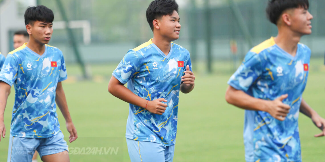 con trai quang hai bi loai khoi u17 viet nam.jpg