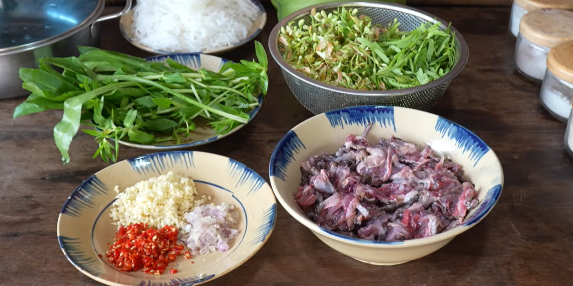 dac san mien trung co ve ngoai ky di duoc khen ngot thom hon thit ga 2386.png