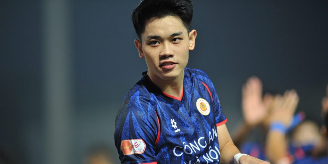 dinh bac lap dai cong cahn cham mot tay vao cup vo dich 1337.jpg