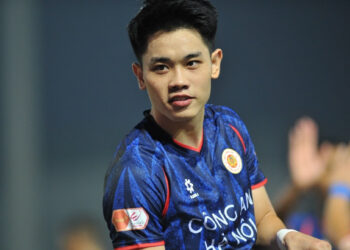 dinh bac lap dai cong cahn cham mot tay vao cup vo dich 1337.jpg