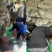du khach xep hang dai lay nuoc suoi de nhat thien ha 580.jpg