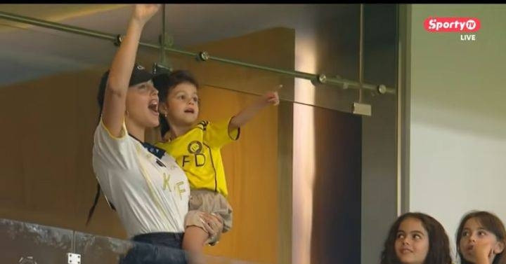 Bạn gái bế con ăn mừng cuồng nhiệt khi Ronaldo giúp Al Nassr vô địch georgina rodriguez be con an mung cuong nhiet khi ronaldo giup al nassr vo dich 305.jpg
