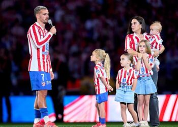 griezmann xin loi cdv atletico madrid vi gia nhap barca.jpg