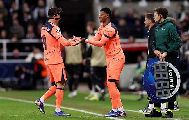 hansi flick len tieng ve tuong lai cua rashford va lewandowski.jpg